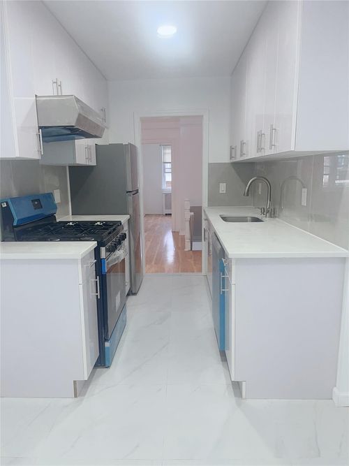 6848 Selfridge St, Forest Hills, NY, 11375-5742 | Card Image