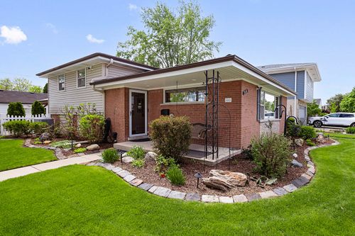 9101 27th St, Brookfield, IL, 60513-1013 | Card Image