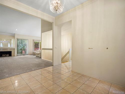 29421 Woodfield Ct, Farmington Hills, MI, 48331-1573 | Card Image