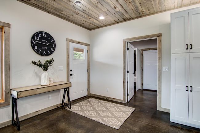 Front Entry | Image 24