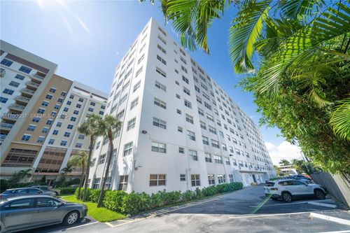 310-2555 Ne 11th St, Fort Lauderdale, FL, 33304-3215 | Card Image