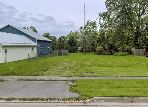 576 Front St, Warwick, ON, N0M2S0 | Card Image