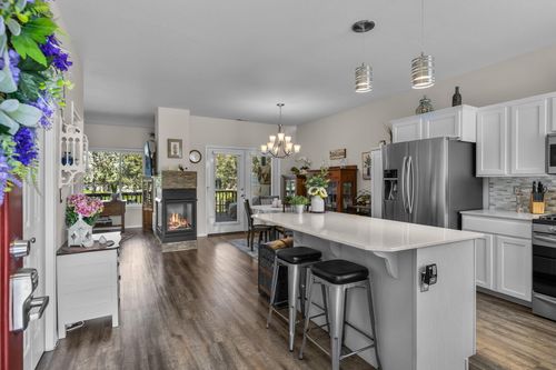 1116 Golden Pheasant Dr, Redmond, OR, 97756-9204 | Card Image