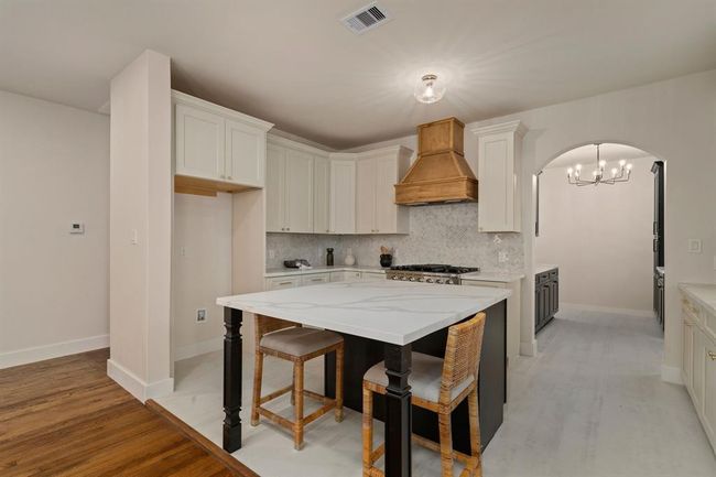 The kitchen is truly a chef’s dream, designed to accommodate both lively gatherings and everyday living. | Image 13