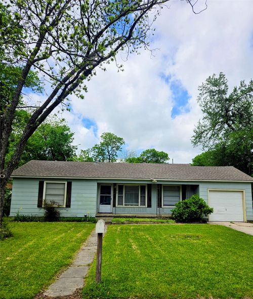 1813 Throckmorton St, Gainesville, TX, 76240-2144 | Card Image