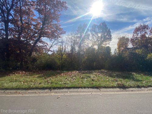 9035 Huron Bluffs Dr, White Lake, MI, 48386-4607 | Card Image