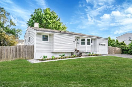 1402 Wave Ave, Medford, NY, 11763-1758 | Card Image