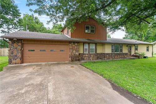 702 S 35th St, Parsons, KS, 67357-3828 | Card Image