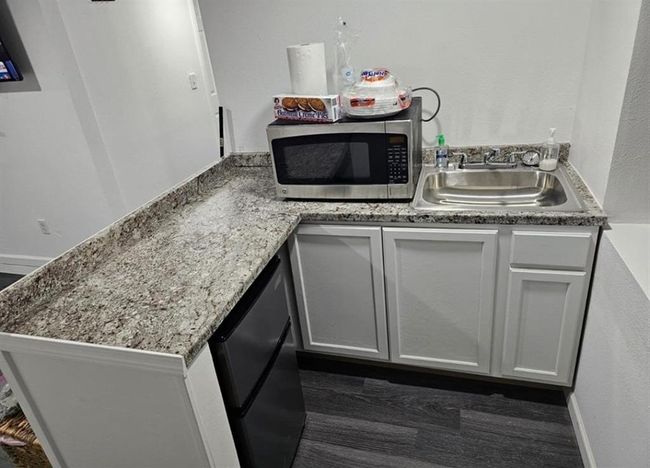 Studio apartment kitchen | Image 29