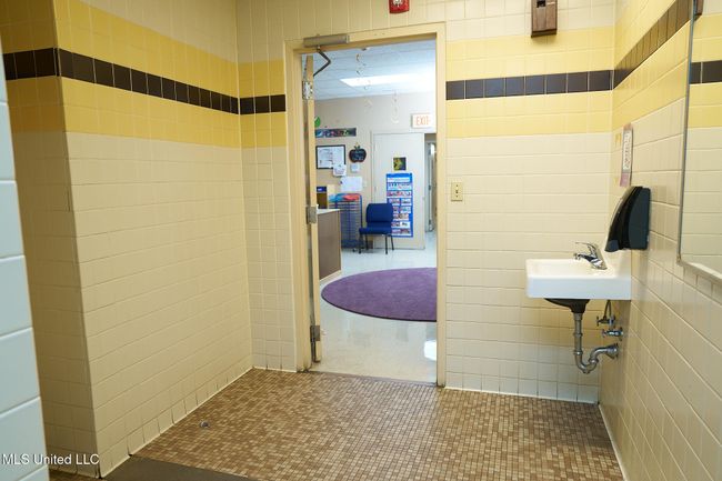 Bathroom 6c | Image 25