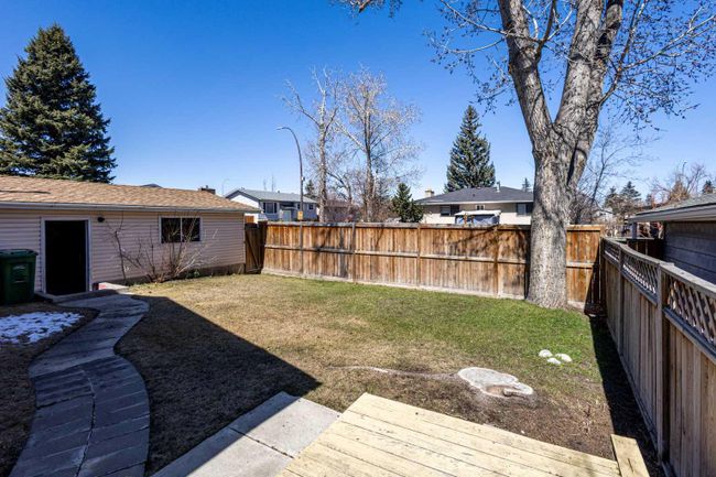 379 Rundleview Drive Ne, Home with 3 bedrooms, 2 bathrooms and 2 parking in Calgary AB | Image 3