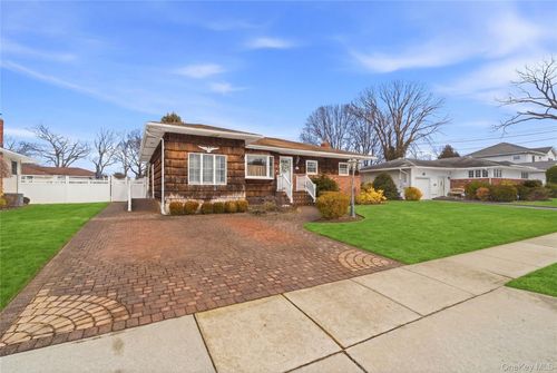 9 Lyons Ave, Farmingdale, NY, 11735-5215 | Card Image