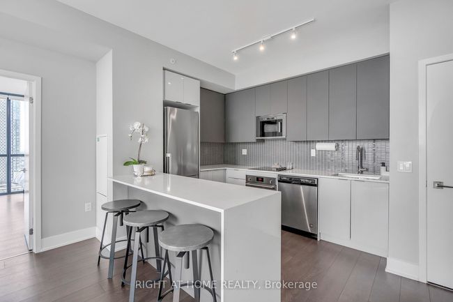 2303 - 2916 Highway 7, Condo with 2 bedrooms, 2 bathrooms and 1 parking in Vaughan ON | Image 8