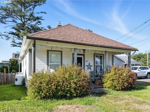1205 49th St, Seaview, WA, 98644-2066 | Card Image