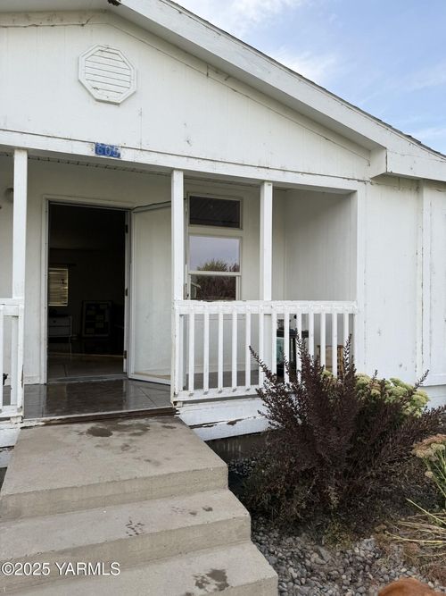 605 Dean Ave, Granger, WA, 98932-9782 | Card Image