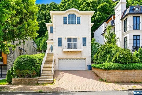 750 Undercliff Ave, Edgewater, NJ, 07020-1452 | Card Image