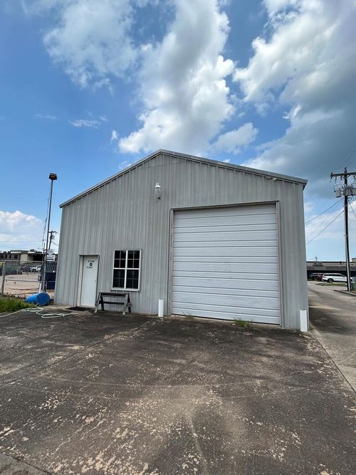 129 N Front St, Angleton, TX, 77515-4475 | Card Image