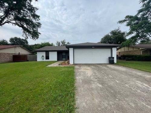 1216 Trammell Dr, Benbrook, TX, 76126-3720 | Card Image