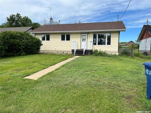 11 A Ave, Willow Bunch, SK, S0H4K0 | Card Image