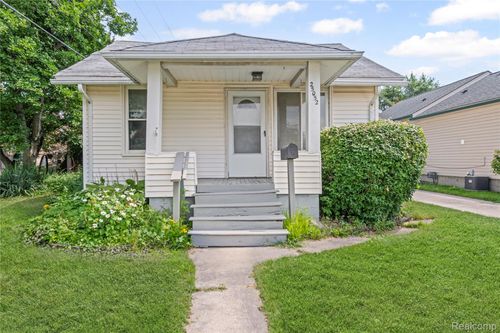 25052 Comfort, Center Line, MI, 48015-1510 | Card Image