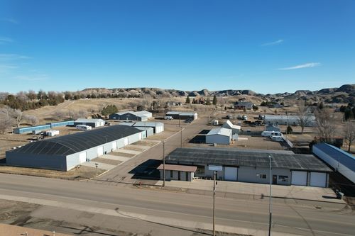 822 N Sargent Ave, Glendive, MT, 59330-2704 | Card Image