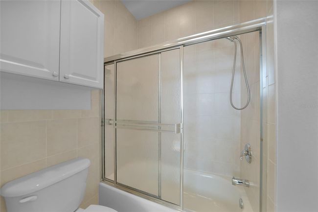 SECONDARY MASTER BATHROOM TUB/SHOWER | Image 34