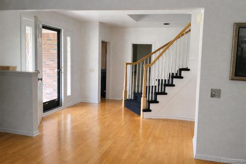 28746 Ramblewood Dr, Farmington Hills, MI, 48334-1748 | Card Image