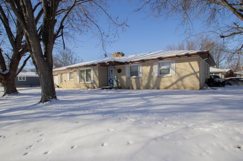 2 Riverdale Cir, Watertown, WI, 53094-5209 | Card Image