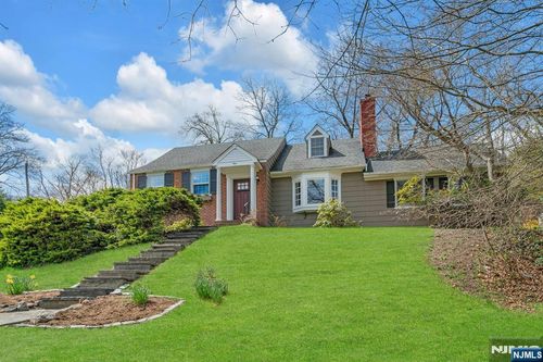 1 Crescent Pl, Ho Ho Kus, NJ, 07423-1402 | Card Image