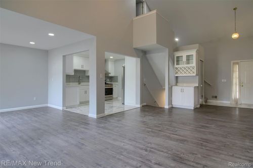 2191 Pleasant Dr, Commerce Twp, MI, 48390-3959 | Card Image