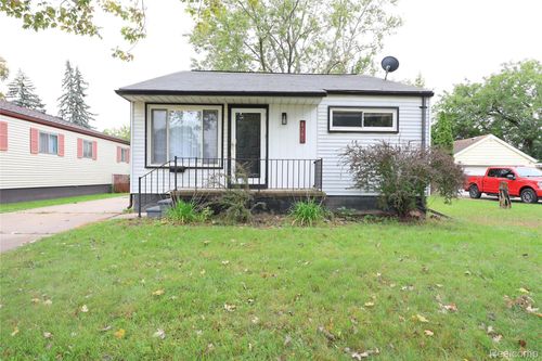 8386 Central, Center Line, MI, 48015-1546 | Card Image