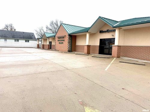 215C N Logan St, West Frankfort, IL, 62896-2332 | Card Image