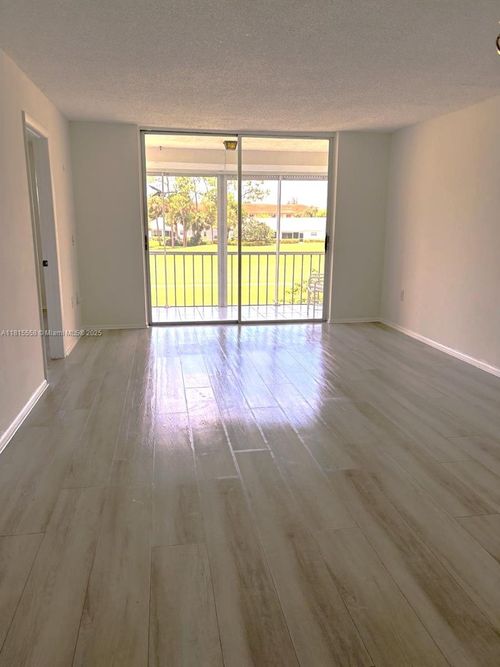 apt-209-160 Turtle Lake Ct, NAPLES, FL, 34105-2359 | Card Image