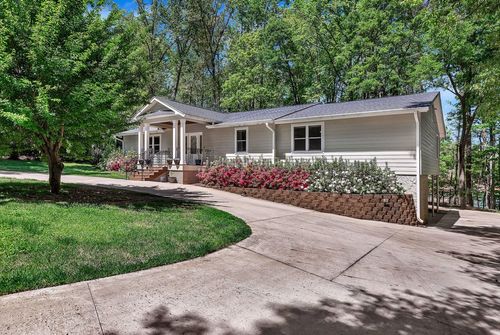 400 Paradise Cir, Townville, SC, 29689-3431 | Card Image