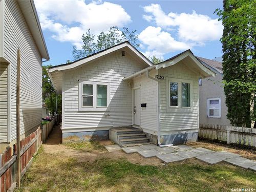 220 N Avenue S, Saskatoon, SK, S7M2N1 | Card Image