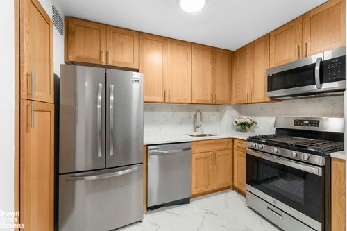 7u-37-31 73rd St, Jackson Heights, NY, 11372-6251 | Card Image