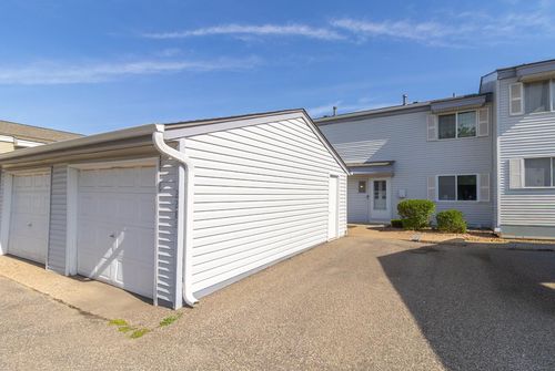2281 Pond Ave E, Maplewood, MN, 55119-5504 | Card Image
