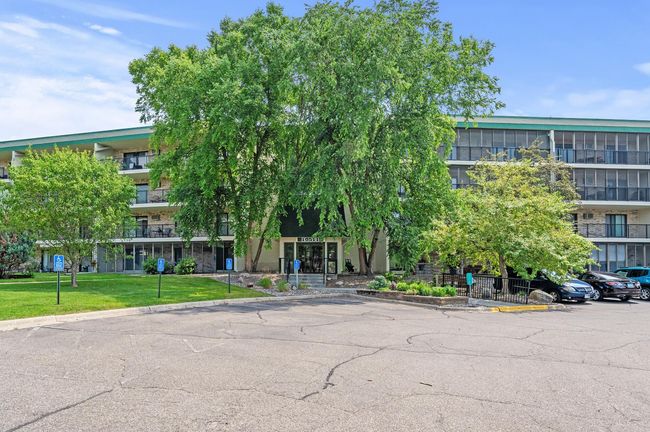 APT-514 - 10511 Cedar Lake Rd, Condo with 3 bedrooms, 2 bathrooms and null parking in Minnetonka MN | Image 35