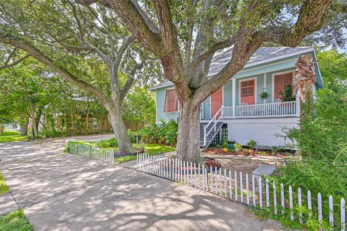 3330 Avenue Q 1/2, Galveston, TX, 77550-7565 | Card Image