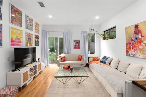 2113 Thornton Rd, Austin, TX, 78704-4901 | Card Image