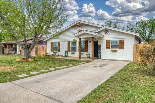 448 Melody Ln, Uvalde, TX, 78801-3134 | Card Image