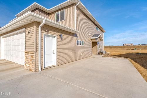 5614 Iron Dr, Bismarck, ND, 58503-6331 | Card Image