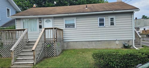 11 Chestnut St, Newburgh, NY, 12550-6514 | Card Image