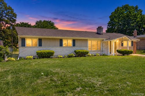 51056 Fairlane Dr, Shelby Township, MI, 48316-4613 | Card Image