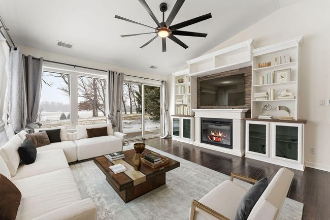 30-web-or-mls-Sun room | Image 12