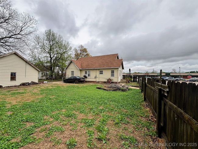 1924 W Owen K Garriott Rd, House other with 3 bedrooms, 1 bathrooms and null parking in Enid OK | Image 9