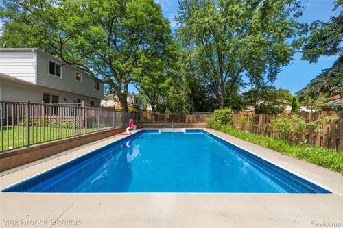5362 Hertford Dr, Troy, MI, 48085-3274 | Card Image