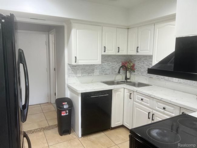 17540 Edward Cir, Condo with 2 bedrooms, 2 bathrooms and null parking in Clinton Twp MI | Image 8