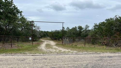 1984 N Grape Creek Rd, Fredericksburg, TX, 78624-5743 | Card Image