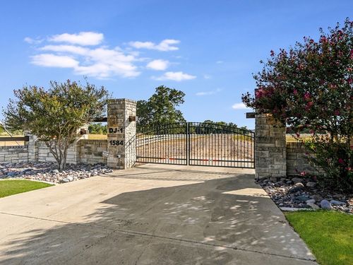 1584 County Road 226, Giddings, TX, 78942-6174 | Card Image